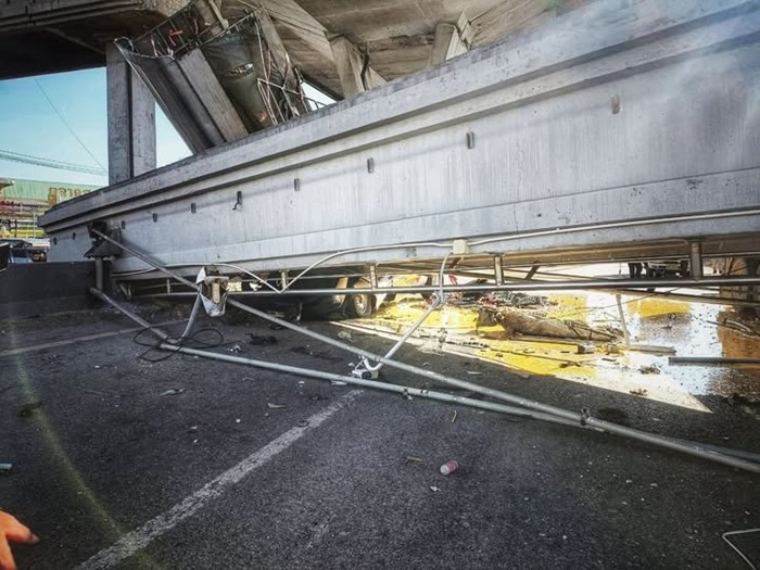 สะพานลอยถนนบางนาตราด กม.34 หล่นทับรถ สะพานลอยถนนบางนาตราด กม.34 หล่นทับรถ