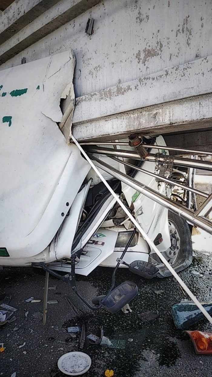 สะพานลอยถนนบางนาตราด กม.34 หล่นทับรถ สะพานลอยถนนบางนาตราด กม.34 หล่นทับรถ