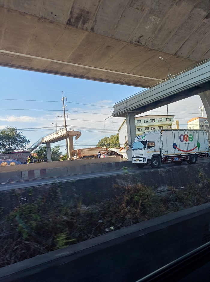 สะพานลอยถนนบางนาตราด กม.34 หล่นทับรถ สะพานลอยถนนบางนาตราด กม.34 หล่นทับรถ