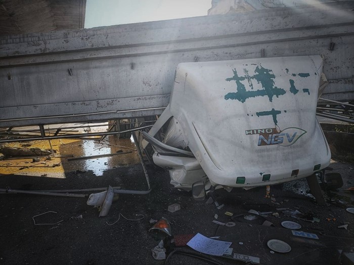 สะพานลอยถนนบางนาตราด กม.34 หล่นทับรถ สะพานลอยถนนบางนาตราด กม.34 หล่นทับรถ