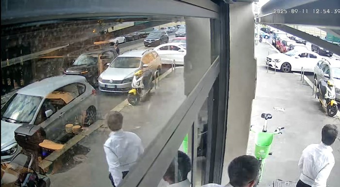 นาที ผู้บริหาร ปตท. โดนแก๊งโจรฉกกระเป๋ากลางร้านอาหารต่างแดน นาที ผู้บริหาร ปตท. โดนแก๊งโจรฉกกระเป๋ากลางร้านอาหารต่างแดน