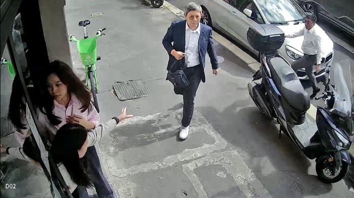 นาที ผู้บริหาร ปตท. โดนแก๊งโจรฉกกระเป๋ากลางร้านอาหารต่างแดน นาที ผู้บริหาร ปตท. โดนแก๊งโจรฉกกระเป๋ากลางร้านอาหารต่างแดน