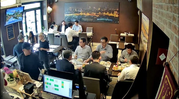 นาที ผู้บริหาร ปตท. โดนแก๊งโจรฉกกระเป๋ากลางร้านอาหารต่างแดน นาที ผู้บริหาร ปตท. โดนแก๊งโจรฉกกระเป๋ากลางร้านอาหารต่างแดน