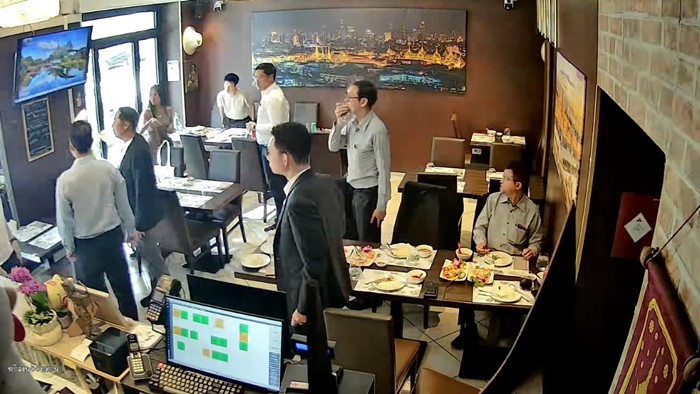 นาที ผู้บริหาร ปตท. โดนแก๊งโจรฉกกระเป๋ากลางร้านอาหารต่างแดน นาที ผู้บริหาร ปตท. โดนแก๊งโจรฉกกระเป๋ากลางร้านอาหารต่างแดน