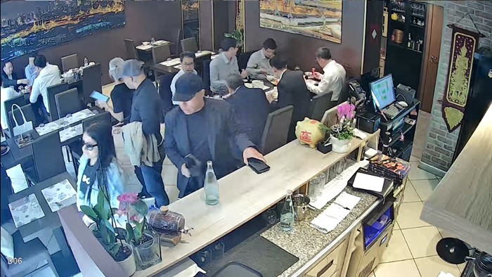 นาที ผู้บริหาร ปตท. โดนแก๊งโจรฉกกระเป๋ากลางร้านอาหารต่างแดน นาที ผู้บริหาร ปตท. โดนแก๊งโจรฉกกระเป๋ากลางร้านอาหารต่างแดน