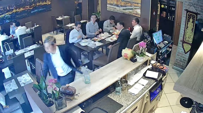 นาที ผู้บริหาร ปตท. โดนแก๊งโจรฉกกระเป๋ากลางร้านอาหารต่างแดน นาที ผู้บริหาร ปตท. โดนแก๊งโจรฉกกระเป๋ากลางร้านอาหารต่างแดน