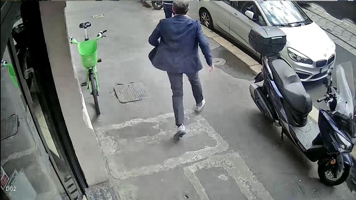 นาที ผู้บริหาร ปตท. โดนแก๊งโจรฉกกระเป๋ากลางร้านอาหารต่างแดน นาที ผู้บริหาร ปตท. โดนแก๊งโจรฉกกระเป๋ากลางร้านอาหารต่างแดน