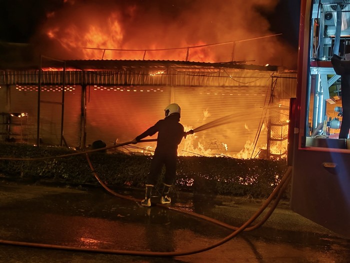 ไฟไหม้ร้านค้าตลาดเรือบิน เจ้าของร่ำไห้ หมา-แมวที่เก็บมาเลี้ยงนับสิบตัวตายคากองเพลิง ไฟไหม้ร้านค้าตลาดเรือบิน เจ้าของร่ำไห้ หมา-แมวที่เก็บมาเลี้ยงนับสิบตัวตายคากองเพลิง