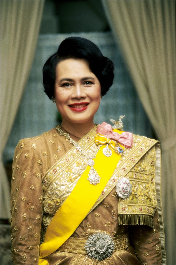 พระเศวตฉัตร 9 ชั้น ถวายพระเกียรติยศสูงสุด สมเด็จพระพันปีหลวง พระเศวตฉัตร 9 ชั้น ถวายพระเกียรติยศสูงสุด สมเด็จพระพันปีหลวง