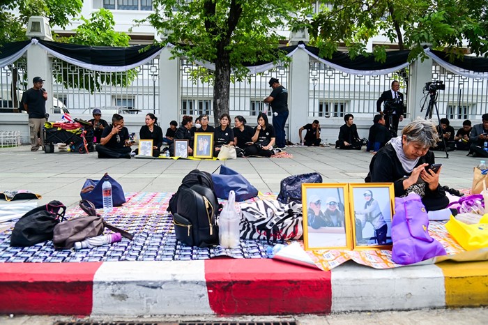 ประชาชน เฝ้ารับเสด็จฯ พระบรมศพ สมเด็จพระพันปีหลวง เนืองแน่นตลอดเส้นทาง ประชาชน เฝ้ารับเสด็จฯ พระบรมศพ สมเด็จพระพันปีหลวง เนืองแน่นตลอดเส้นทาง