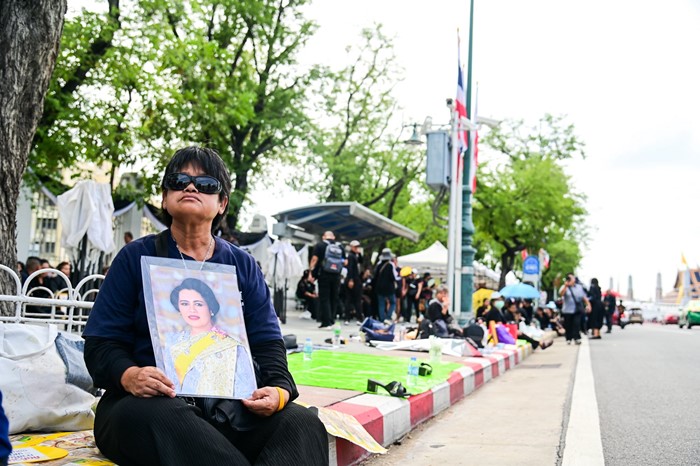 ประชาชน เฝ้ารับเสด็จฯ พระบรมศพ สมเด็จพระพันปีหลวง เนืองแน่นตลอดเส้นทาง ประชาชน เฝ้ารับเสด็จฯ พระบรมศพ สมเด็จพระพันปีหลวง เนืองแน่นตลอดเส้นทาง