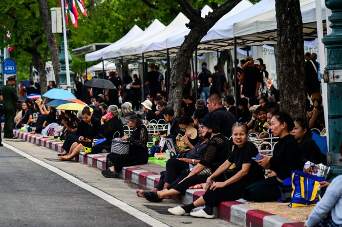 ประชาชน เฝ้ารับเสด็จฯ พระบรมศพ สมเด็จพระพันปีหลวง เนืองแน่นตลอดเส้นทาง ประชาชน เฝ้ารับเสด็จฯ พระบรมศพ สมเด็จพระพันปีหลวง เนืองแน่นตลอดเส้นทาง