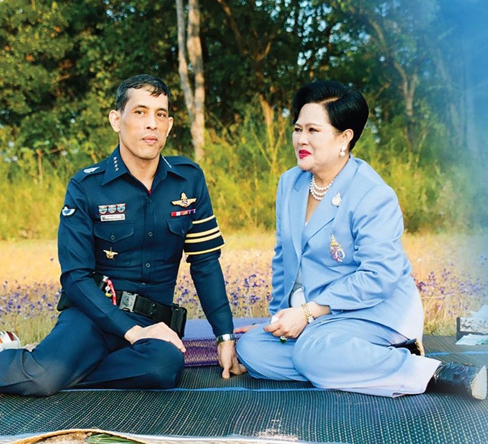 ย้อนช่วงเวลาแห่งความผูกพัน กับบทพระราชนิพนธ์ ในหลวง ร.10 ถึง สมเด็จพระพันปีหลวง ย้อนช่วงเวลาแห่งความผูกพัน กับบทพระราชนิพนธ์ ในหลวง ร.10 ถึง สมเด็จพระพันปีหลวง