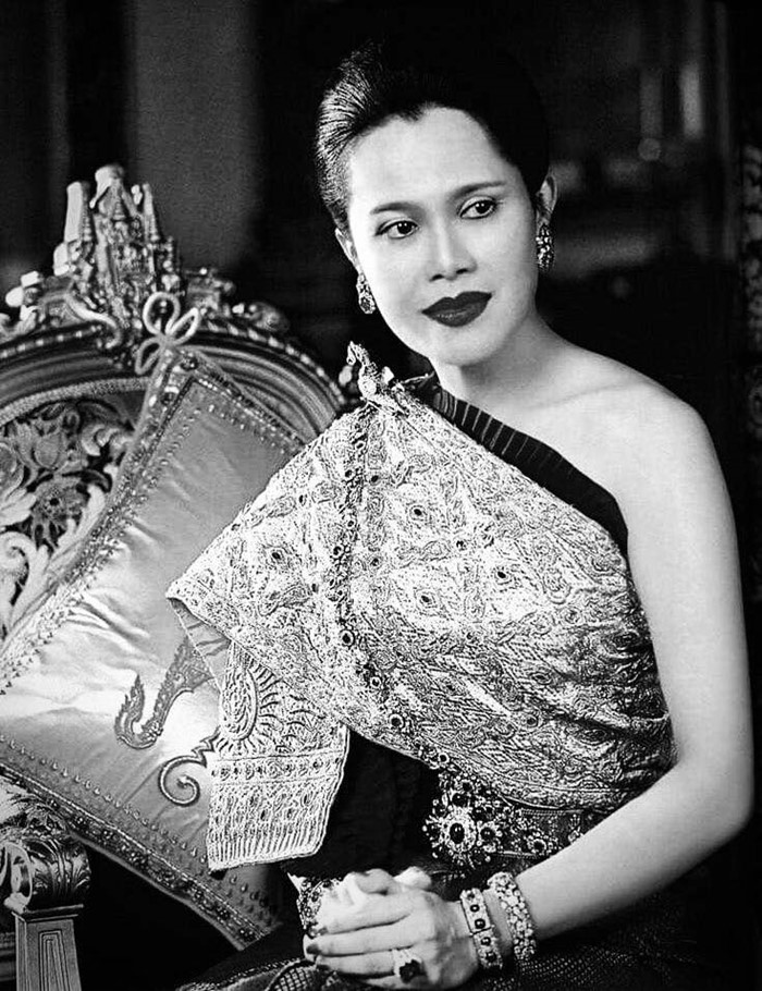 ท่านอ้น วัชเรศร วิวัชรวงศ์ ถวายความอาลัย พระพันปีหลวง เสด็จสวรรคต ท่านอ้น วัชเรศร วิวัชรวงศ์ ถวายความอาลัย พระพันปีหลวง เสด็จสวรรคต