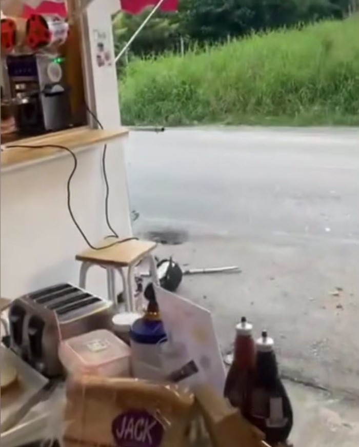 แค้นซิ่งชนร้าน ฉุนไม่เดินมาส่ง แค้นซิ่งชนร้าน ฉุนไม่เดินมาส่ง