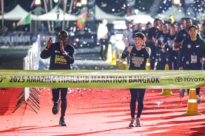 ประมวลภาพ พระราชินี ทรงวิ่งมาราธอนเข้าเส้นชัยพร้อมเอเลียด คิปโชเก ตำนานนักวิ่ง ประมวลภาพ พระราชินี ทรงวิ่งมาราธอนเข้าเส้นชัยพร้อมเอเลียด คิปโชเก ตำนานนักวิ่ง