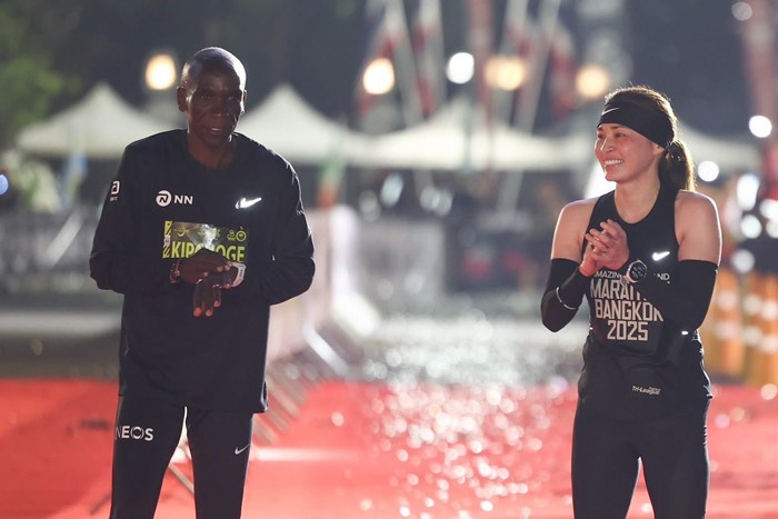 ประมวลภาพ พระราชินี ทรงวิ่งมาราธอนเข้าเส้นชัยพร้อมเอเลียด คิปโชเก ตำนานนักวิ่ง ประมวลภาพ พระราชินี ทรงวิ่งมาราธอนเข้าเส้นชัยพร้อมเอเลียด คิปโชเก ตำนานนักวิ่ง