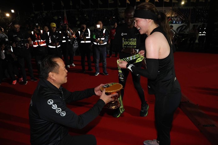 ประมวลภาพ พระราชินี ทรงวิ่งมาราธอนเข้าเส้นชัยพร้อมเอเลียด คิปโชเก ตำนานนักวิ่ง ประมวลภาพ พระราชินี ทรงวิ่งมาราธอนเข้าเส้นชัยพร้อมเอเลียด คิปโชเก ตำนานนักวิ่ง