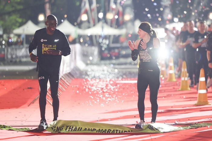 ประมวลภาพ พระราชินี ทรงวิ่งมาราธอนเข้าเส้นชัยพร้อมเอเลียด คิปโชเก ตำนานนักวิ่ง ประมวลภาพ พระราชินี ทรงวิ่งมาราธอนเข้าเส้นชัยพร้อมเอเลียด คิปโชเก ตำนานนักวิ่ง