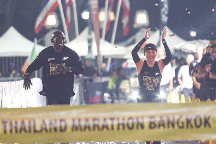 ประมวลภาพ พระราชินี ทรงวิ่งมาราธอนเข้าเส้นชัยพร้อมเอเลียด คิปโชเก ตำนานนักวิ่ง ประมวลภาพ พระราชินี ทรงวิ่งมาราธอนเข้าเส้นชัยพร้อมเอเลียด คิปโชเก ตำนานนักวิ่ง