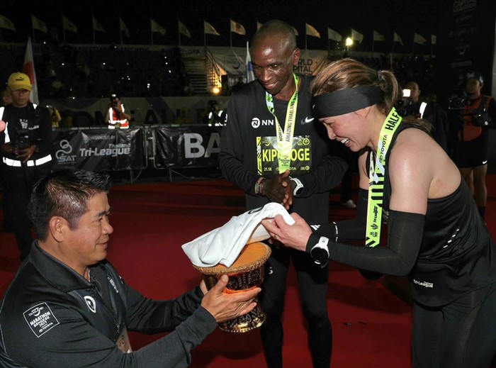 ประมวลภาพ พระราชินี ทรงวิ่งมาราธอนเข้าเส้นชัยพร้อมเอเลียด คิปโชเก ตำนานนักวิ่ง ประมวลภาพ พระราชินี ทรงวิ่งมาราธอนเข้าเส้นชัยพร้อมเอเลียด คิปโชเก ตำนานนักวิ่ง