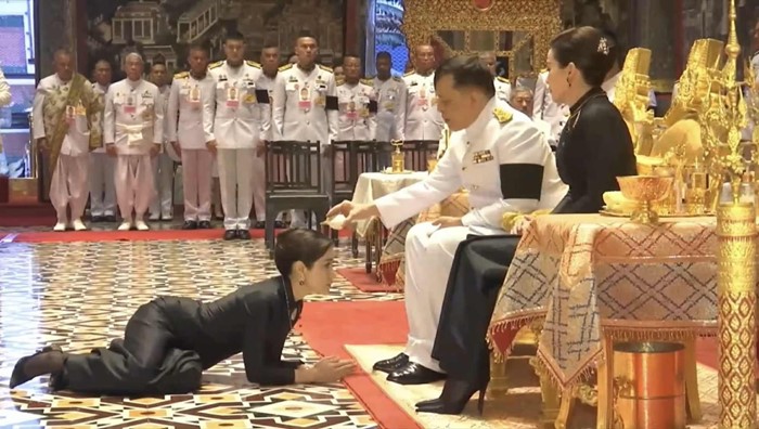 ในหลวง พระราชทานน้ำพระมหาสังข์เพชรน้อยเจ้าคุณพระสินีนาถ พิลาสกัลยาณี ในหลวง พระราชทานน้ำพระมหาสังข์เพชรน้อยเจ้าคุณพระสินีนาถ พิลาสกัลยาณี