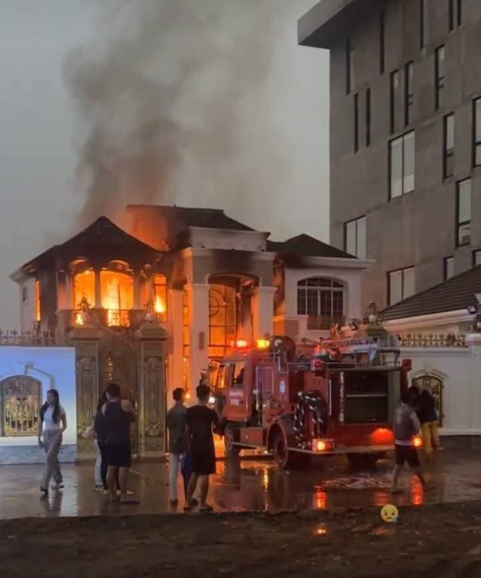 ไฟไหม้คฤหาสน์ นักธุรกิจเสียชีวิต ไฟไหม้คฤหาสน์ นักธุรกิจเสียชีวิต