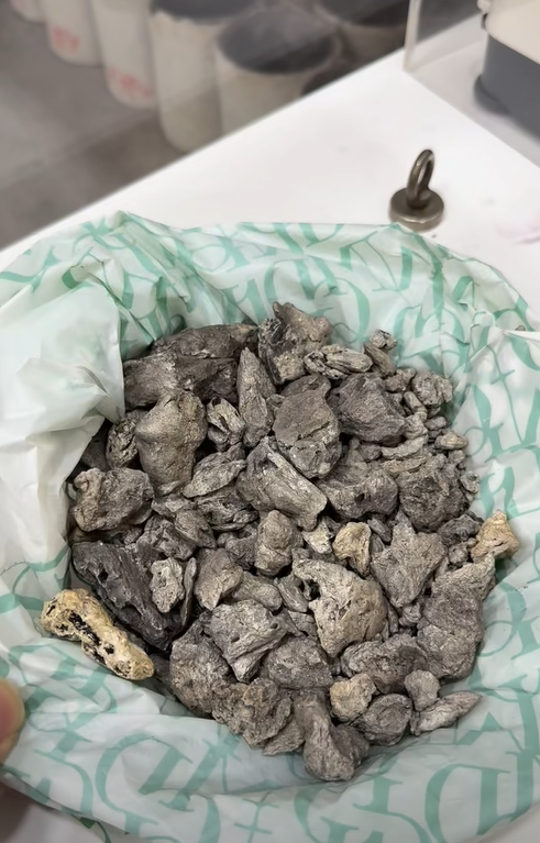 ลูกค้านำก้อนเทา ๆ มาขาย บอกเผามาแล้ว เฉลยคืออะไ ลูกค้านำก้อนเทา ๆ มาขาย บอกเผามาแล้ว เฉลยคืออะไ