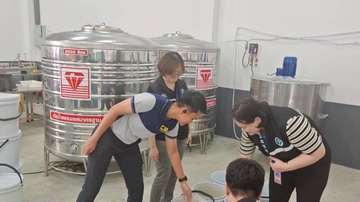 บุกค้น 5 จุด ทลายโรงงานผลิตยาแก้ไอปลอม บุกค้น 5 จุด ทลายโรงงานผลิตยาแก้ไอปลอม