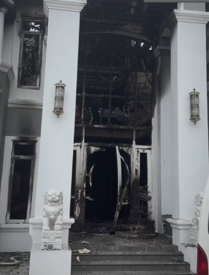 ไฟไหม้คฤหาสน์ นักธุรกิจเสียชีวิต ไฟไหม้คฤหาสน์ นักธุรกิจเสียชีวิต