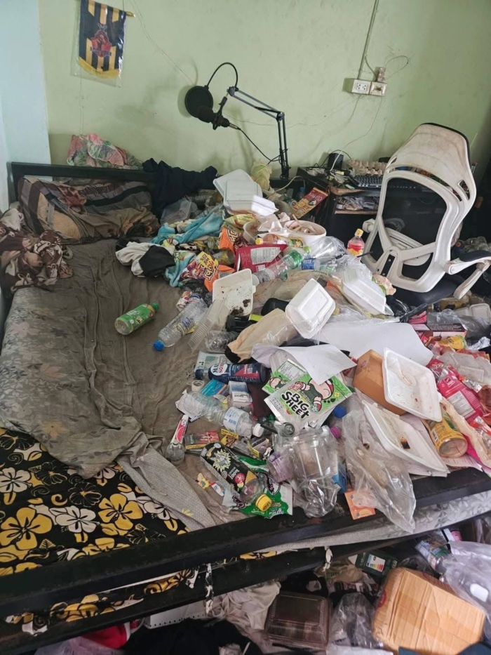 ขยะท่วมยันเตียง ขยะท่วมยันเตียง