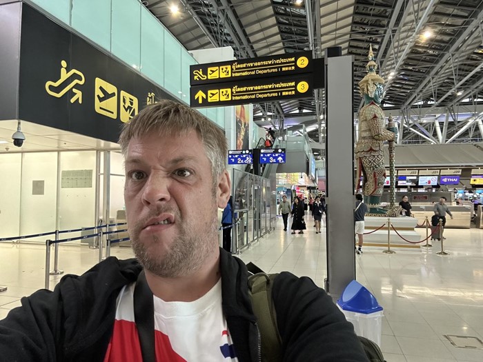 หนุ่มฝรั่งเลิฟเมืองไทย โชว์ภาพบันไดเลื่อนแสนเจ็บปวด หนุ่มฝรั่งเลิฟเมืองไทย โชว์ภาพบันไดเลื่อนแสนเจ็บปวด