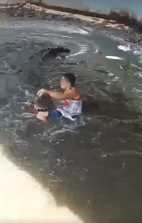 ชายโดดลงกรงจระเข้ นั่งชิลนึกว่าของปลอม ชายโดดลงกรงจระเข้ นั่งชิลนึกว่าของปลอม