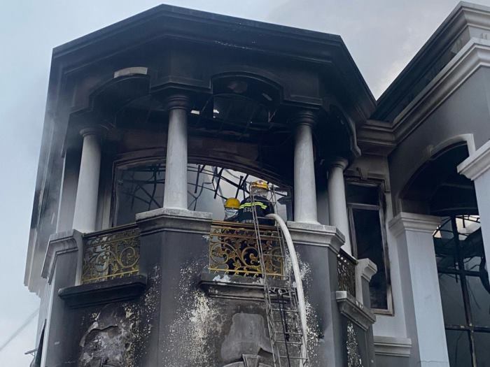 ไฟไหม้คฤหาสน์ นักธุรกิจเสียชีวิต ไฟไหม้คฤหาสน์ นักธุรกิจเสียชีวิต
