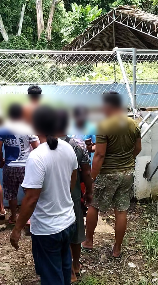 ชายโดดลงกรงจระเข้ นั่งชิลนึกว่าของปลอม ชายโดดลงกรงจระเข้ นั่งชิลนึกว่าของปลอม