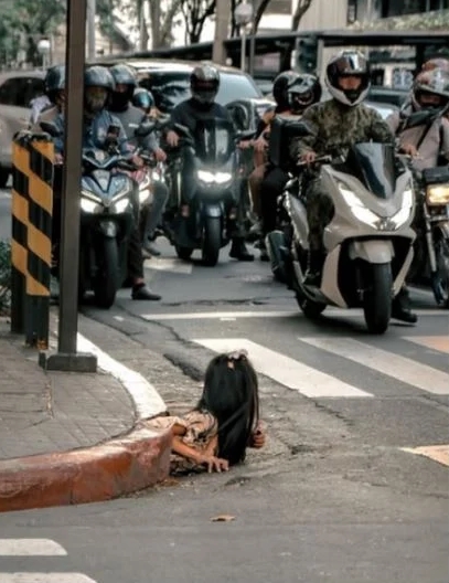 สาวคลานออกมาจากท่อระบายน้ำกลางแยก สาวคลานออกมาจากท่อระบายน้ำกลางแยก