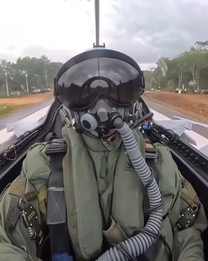 นักบิน F-16 กองทัพอากาศไทย นักบิน F-16 กองทัพอากาศไทย