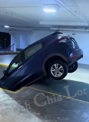 ทางลงชั้นล่าง ทางลงชั้นล่าง