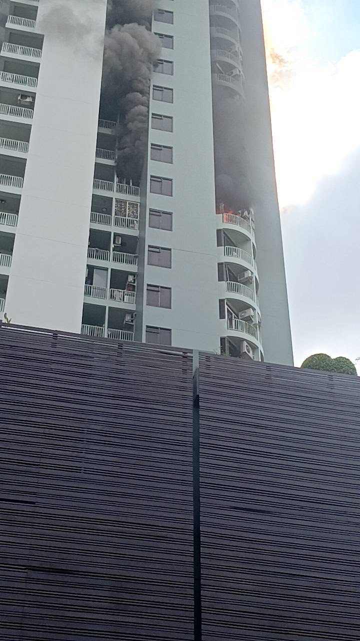 อพยพวุ่น เหตุไฟไหม้คอนโด อพยพวุ่น เหตุไฟไหม้คอนโด