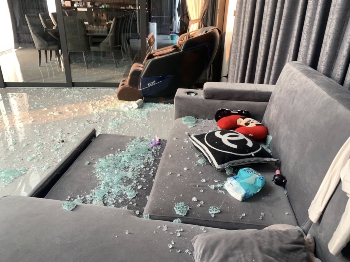 กระจกแตก ราคาหลักล้าน กระจกแตก ราคาหลักล้าน