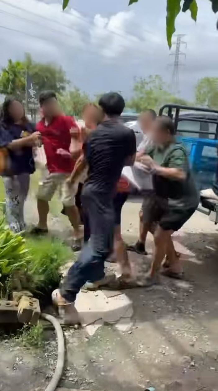 ทัวร์ลง ร้านดังอยุธยา ซัดกันวุ่นกับลูกค้า-ขับชนใส่รถ ทัวร์ลง ร้านดังอยุธยา ซัดกันวุ่นกับลูกค้า-ขับชนใส่รถ