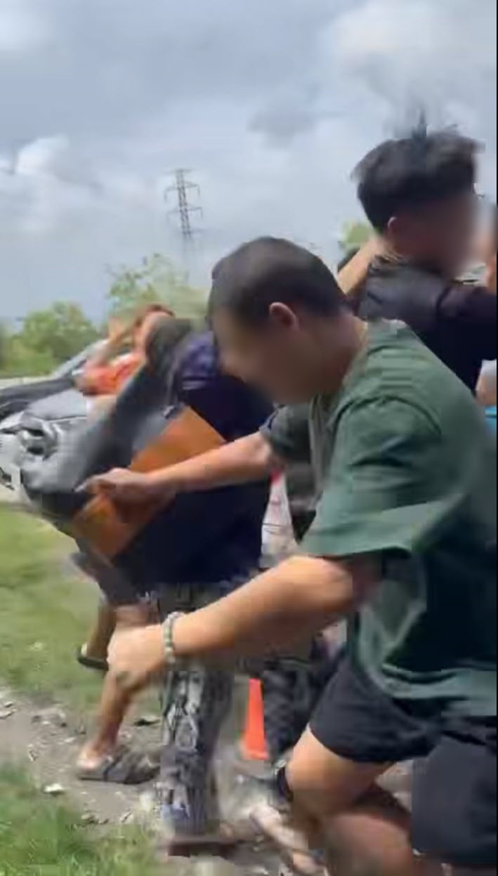 ทัวร์ลง ร้านดังอยุธยา ซัดกันวุ่นกับลูกค้า-ขับชนใส่รถ ทัวร์ลง ร้านดังอยุธยา ซัดกันวุ่นกับลูกค้า-ขับชนใส่รถ