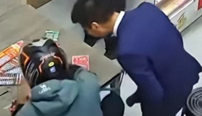 ไรเดอร์ดวงเฮง นั่งพักเหนื่อยลองเสี่ยงโชค ถูกรางวัลใหญ่ ไรเดอร์ดวงเฮง นั่งพักเหนื่อยลองเสี่ยงโชค ถูกรางวัลใหญ่