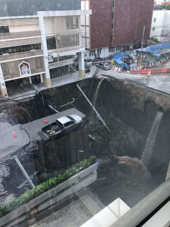 นาทีถนนทรุดหน้า รพ.วชิรพยาบาล ไฟลุกเป็นประกาย รถจอดคาริมจุดทรุด ตกครึ่งล้อ นาทีถนนทรุดหน้า รพ.วชิรพยาบาล ไฟลุกเป็นประกาย รถจอดคาริมจุดทรุด ตกครึ่งล้อ