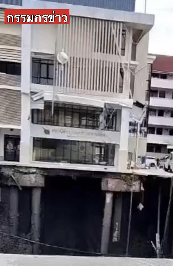 คืบหน้าถนนทรุด วชิรพยาบาล ด้าน สน.สามเสน เสาเข็มขาด เคลื่อนตัว 2 มม คืบหน้าถนนทรุด วชิรพยาบาล ด้าน สน.สามเสน เสาเข็มขาด เคลื่อนตัว 2 มม