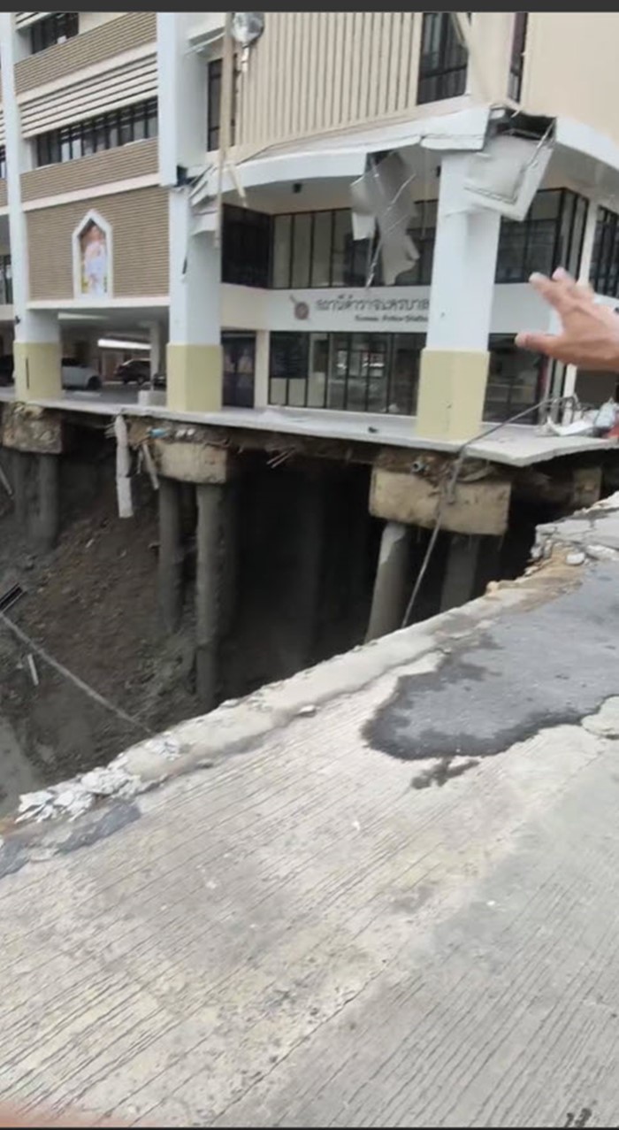 คืบหน้าถนนทรุด วชิรพยาบาล ด้าน สน.สามเสน เสาเข็มขาด เคลื่อนตัว 2 มม คืบหน้าถนนทรุด วชิรพยาบาล ด้าน สน.สามเสน เสาเข็มขาด เคลื่อนตัว 2 มม