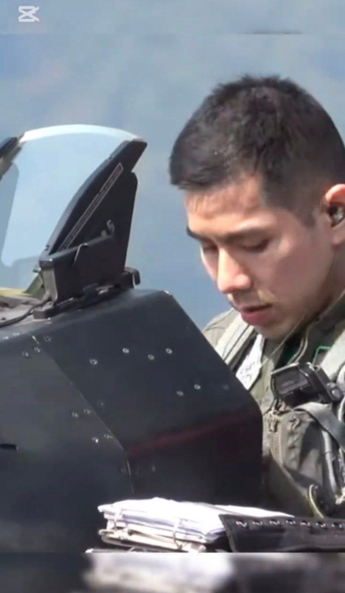 นักบิน F-16 กองทัพอากาศไทย นักบิน F-16 กองทัพอากาศไทย