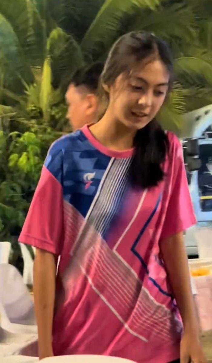 เปิดวาร์ป น้องบี นางฟ้าโต๊ะจีน เปิดวาร์ป น้องบี นางฟ้าโต๊ะจีน