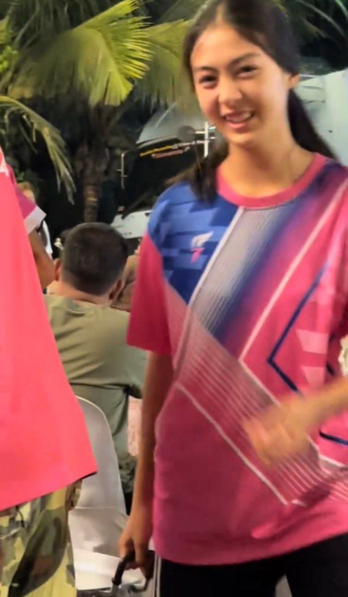 เปิดวาร์ป น้องบี นางฟ้าโต๊ะจีน เปิดวาร์ป น้องบี นางฟ้าโต๊ะจีน