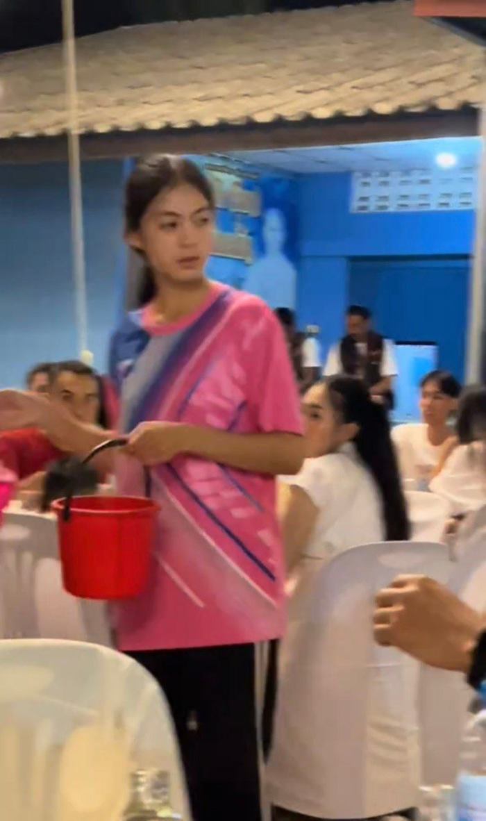 เปิดวาร์ป น้องบี นางฟ้าโต๊ะจีน เปิดวาร์ป น้องบี นางฟ้าโต๊ะจีน